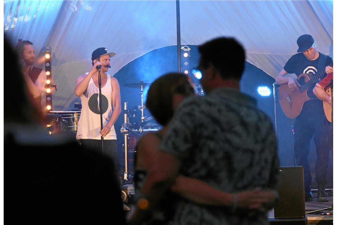 Tom Lugo, Sänger (weißes Shirt und Schnurrbart),  Murrhardter Sommerpalast Bergf...