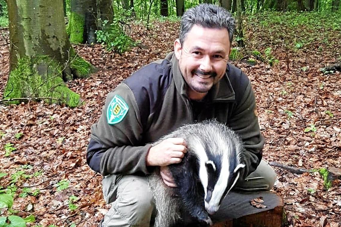 Nachfolger für den Waldschrat gesucht Tom Müller mit Dachsdame Elsa