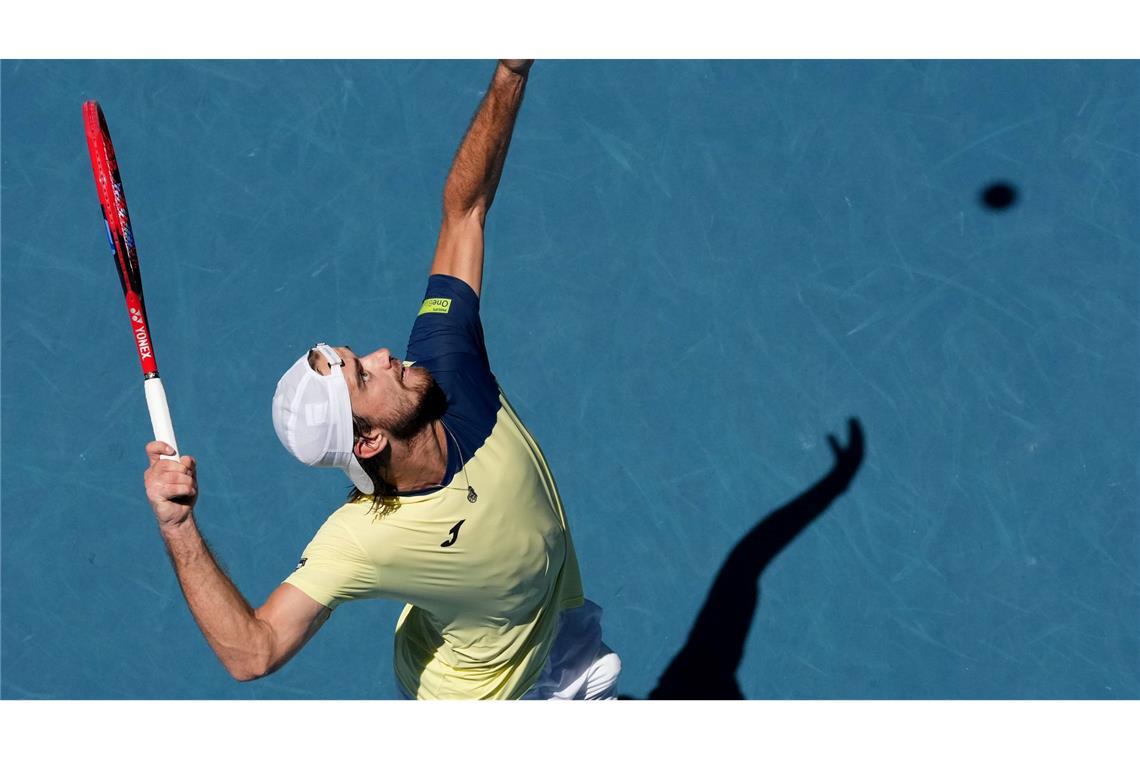 Tomas Machac aus der Tschechischen Republik schlägt auf.