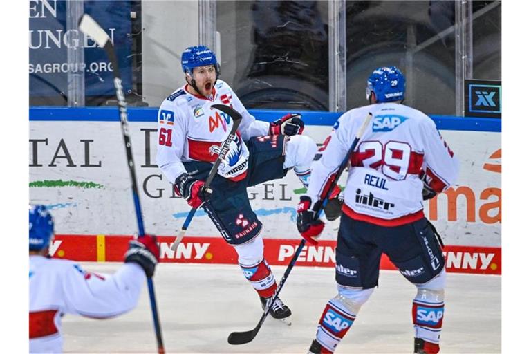 Tommi Huhtala von Mannheim (M) jubelt nach seinem Treffer zum 0:2 gegen Straubing. Foto: Armin Weigel/dpa