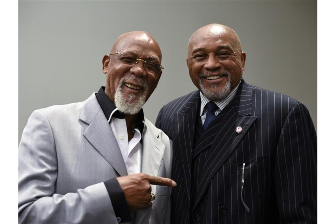 Tommie Smith (r) und John Carlos zählen durch ihre Black-Power-Aktion 1968 bei den Olympischen Spielen bis heute zu den bekanntesten Athleten. Foto (2016): Sait Serkan Gurbuz/AP Foto: Sait Serkan Gurbuz