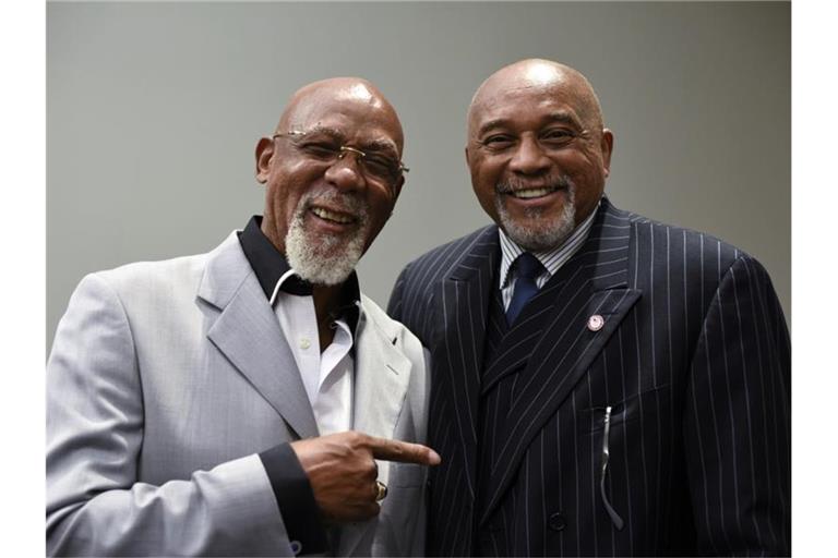 Tommie Smith (r) und John Carlos zählen durch ihre Black-Power-Aktion 1968 bei den Olympischen Spielen bis heute zu den bekanntesten Athleten. Foto (2016): Sait Serkan Gurbuz/AP Foto: Sait Serkan Gurbuz