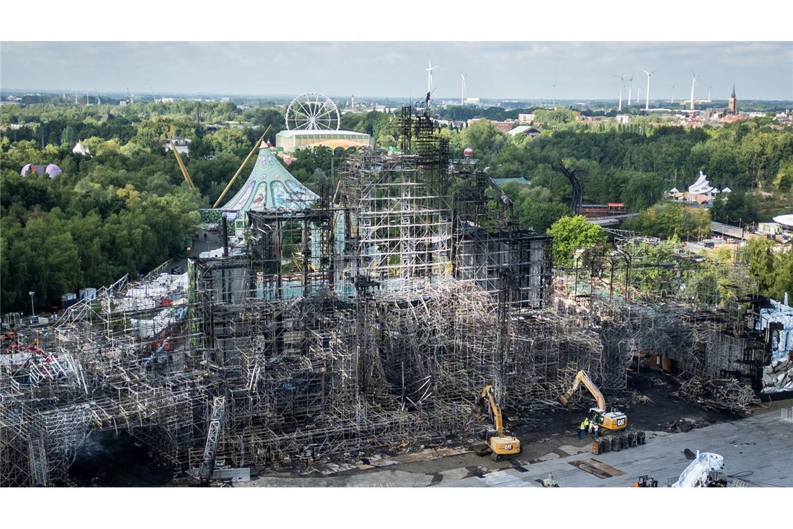 Bilder des Tages Tomorrowland-Hauptbühne ist komplett abgebrannt: Diese Drohnenaufnahme zeigt die Hauptbühne nach dem gestrigen Brand auf dem Festival-Gelände.