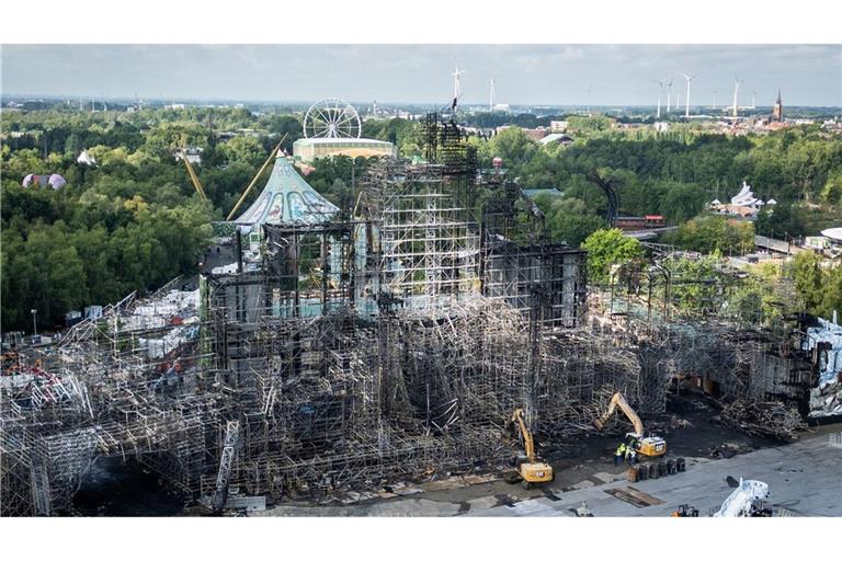 Tomorrowland-Hauptbühne ist komplett abgebrannt: Diese Drohnenaufnahme zeigt die Hauptbühne nach dem gestrigen Brand auf dem Festival-Gelände.