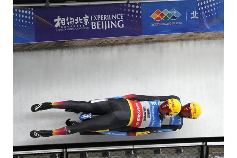 Toni Eggert und Sascha Benecken jagen im Doppelsitzer durch die Olympiabahn. Foto: Mark Schiefelbein/AP/dpa