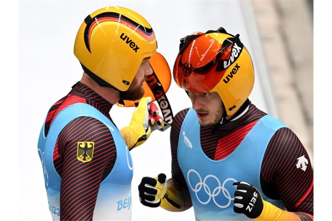 Arm in Arm: Rodel-Doppelsitzer Wendl/Arlt feiern Gold-Triple Toni Eggert und Sascha Benecken machten den deutschen Doppelerfolg perfekt. Foto: Robert Michael/dpa-Zentralbild/dpa
