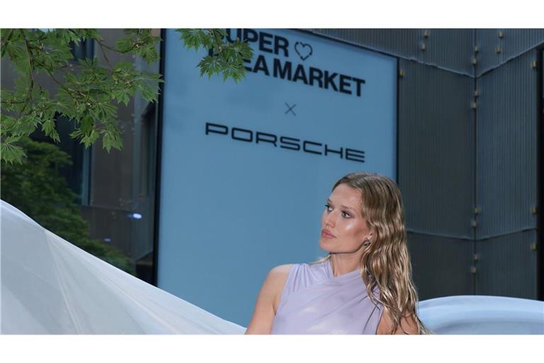 Toni Garrn verkauft im Stuttgarter Porsche-Store besondere Mode. Der Erlös geht an ihre Stiftung.