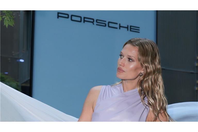 Toni Garrn verkauft im Stuttgarter Porsche-Store besondere Mode. Der Erlös geht an ihre Stiftung.