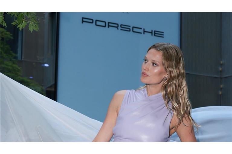 Toni Garrn verkauft im Stuttgarter Porsche-Store besondere Mode für einen guten Zweck.