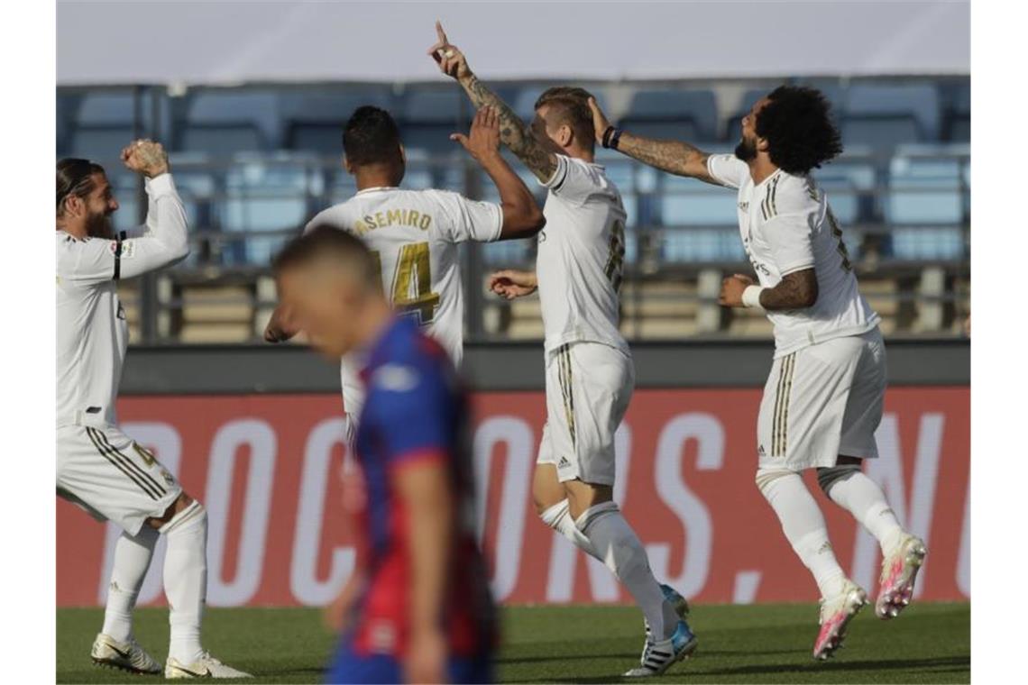 Nach Corona-Pause: Kroos trifft bei Real-Sieg gegen Eibar Toni Kroos (2.v.r) brachte Real beim Sieg gegen Eibar in Führung. Foto: Bernat Armangue/AP/dpa