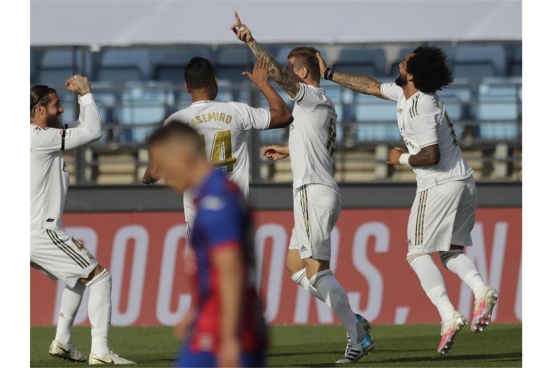 Toni Kroos (2.v.r) brachte Real beim Sieg gegen Eibar in Führung. Foto: Bernat Armangue/AP/dpa