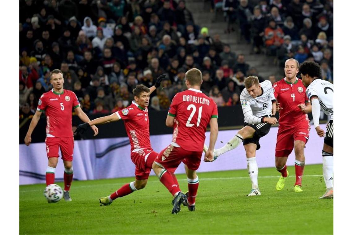 Toni Kroos (3.v.r.) erzielt mit seinem zweiten Treffer im Spiel das Tor zum 4:0. Foto: Federico Gambarini/dpa