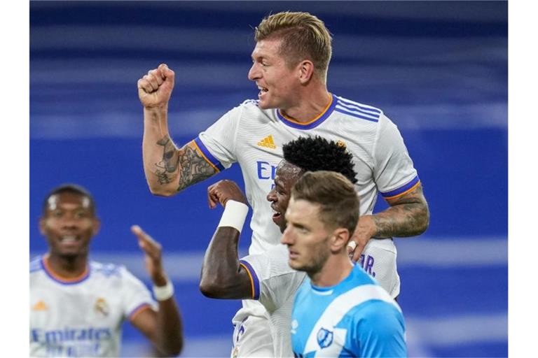 Toni Kroos bejubelt sein Tor gegen Rayo Vallecano. Foto: Manu Fernandez/AP/dpa