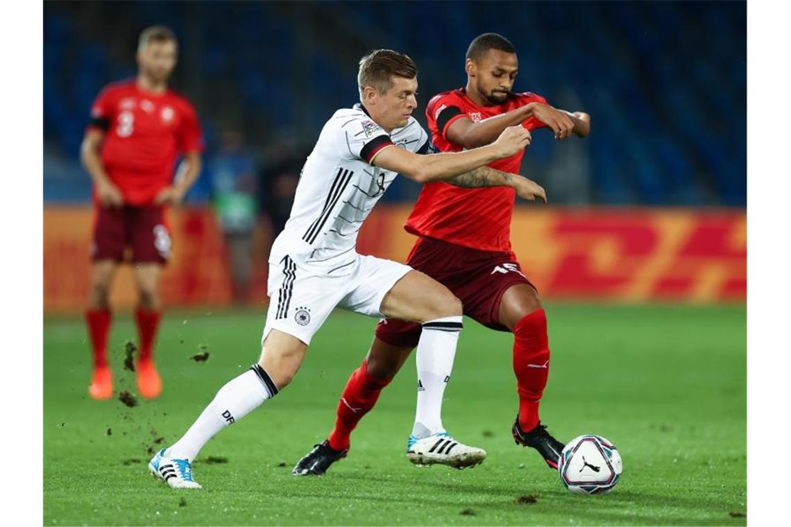 „Sehr ärgerlich“: Löw-Team gibt wieder Vorsprung her Toni Kroos (l) im Zweikampf mit dem Schweizer Djibril Sow. Foto: Christian Charisius/dpa