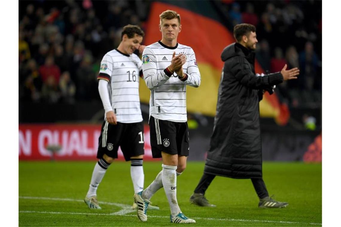 Kroos freut sich auf die 100 - „Überragende Orientierung“ Toni Kroos (M) ist der Stabilisator im DFB-Mittelfeld. Foto: Federico Gambarini/dpa