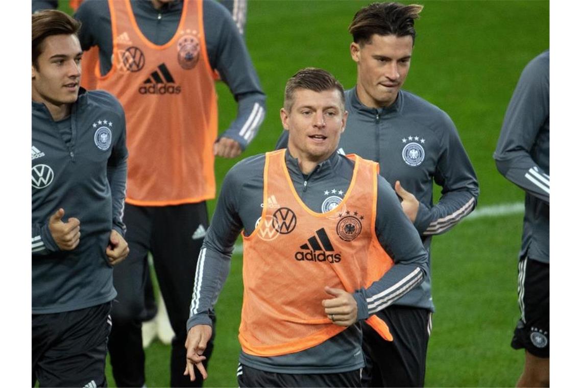 „Hunderter“ Kroos: DFB-Abschied noch weit weg Toni Kroos (M.) wird sein 100. Länderspiel absolvieren. Foto: Federico Gambarini/dpa