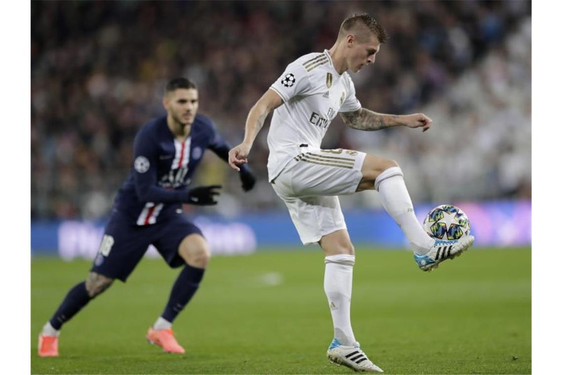 Toni Kroos (r) vergab mit Real Madrid noch den Sieg gegen PSG. Foto: Bernat Armangue/AP/dpa