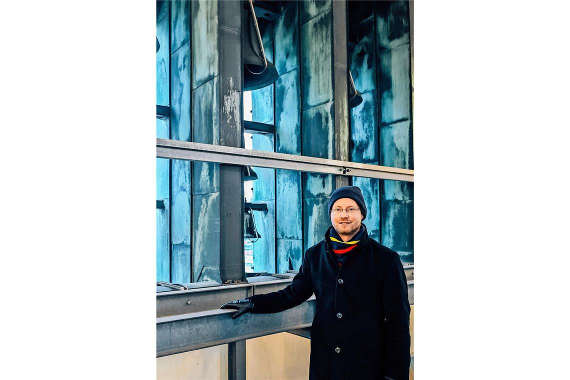 Toni Ulrich präsentiert stolz die 30 Glocken des Stuttgarter Rathauses.