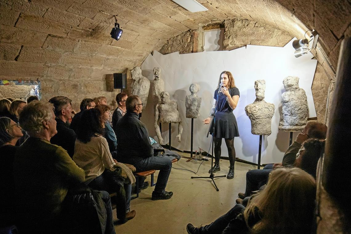 Tonja Krupinski nimmt sich beim Poetry-Slam das Thema Magersucht vor.Foto: A. Becher