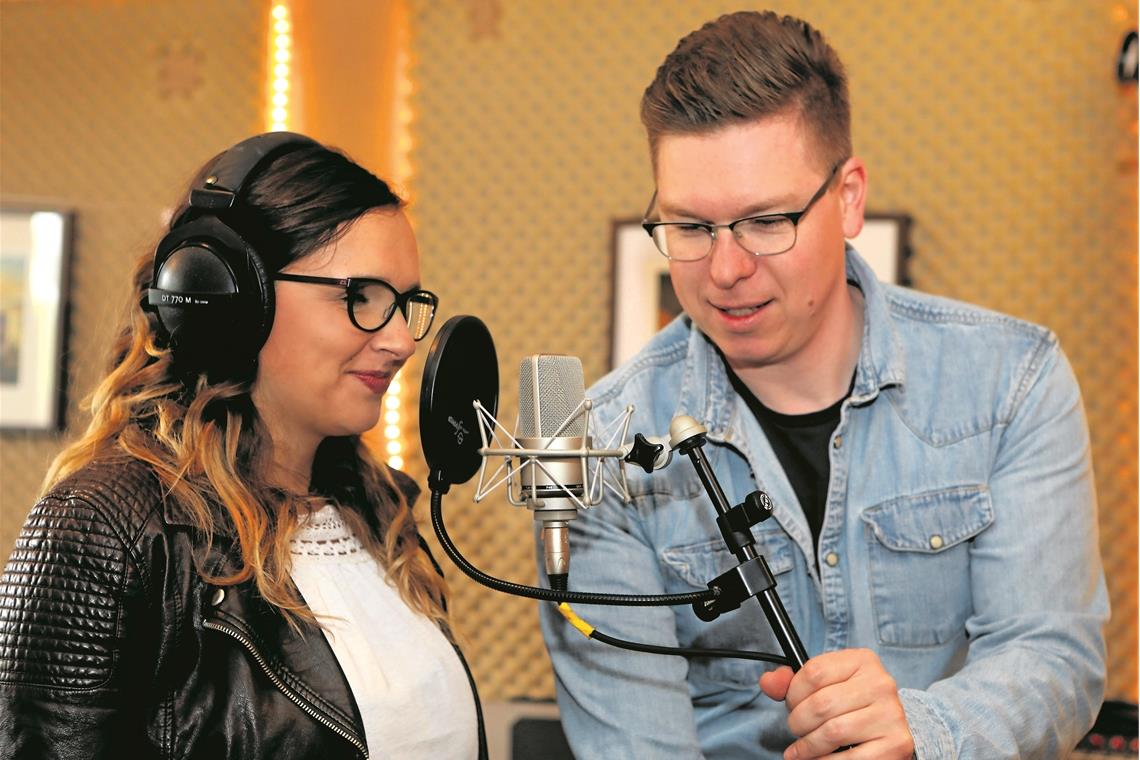 Tontechniker Fabian Gruber hat die CD der Sängerin Debbie Kammerer produziert.  Foto: A. Palmizi