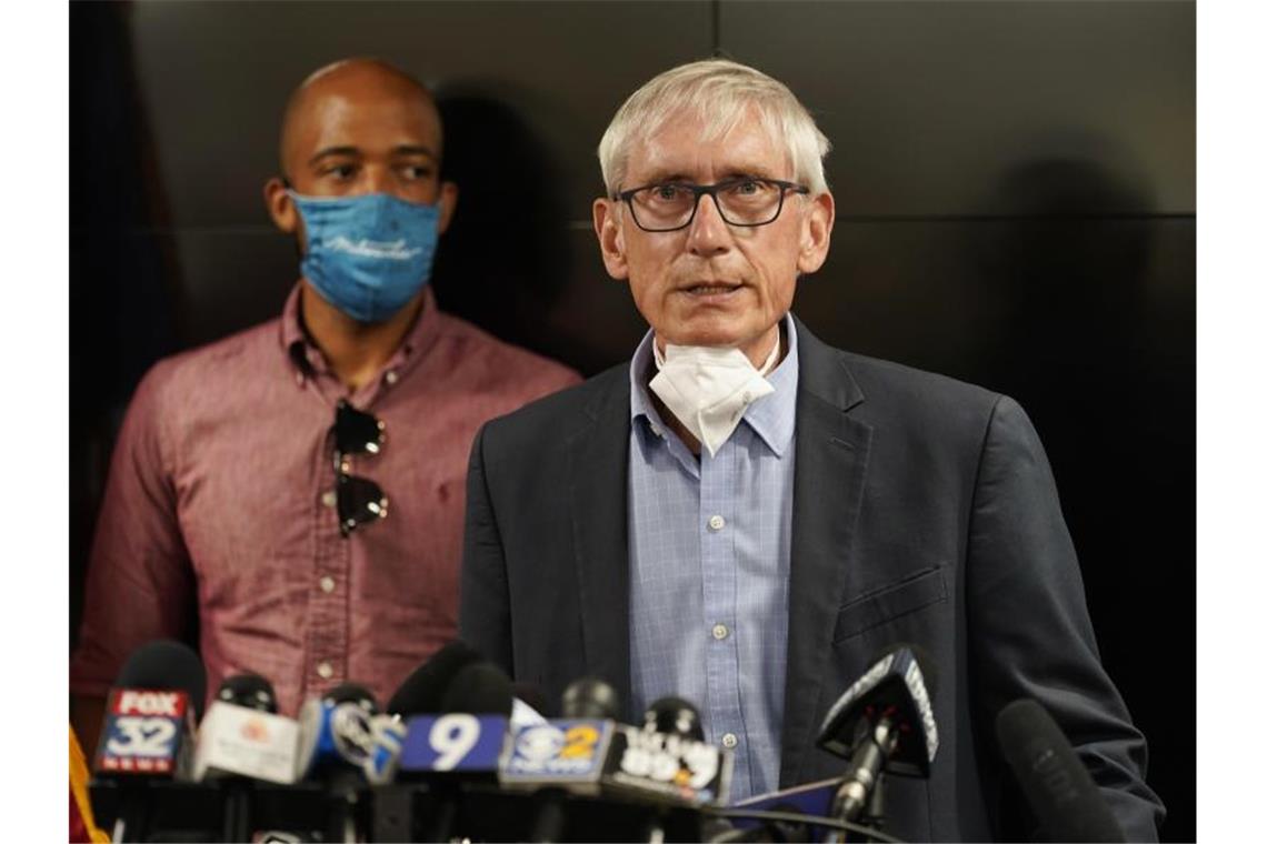 Tony Evers, Gouverneur des US-Bundesstaates Wisconsin, spricht auf einer Pressekonferenz. Foto: Morry Gash/AP/dpa