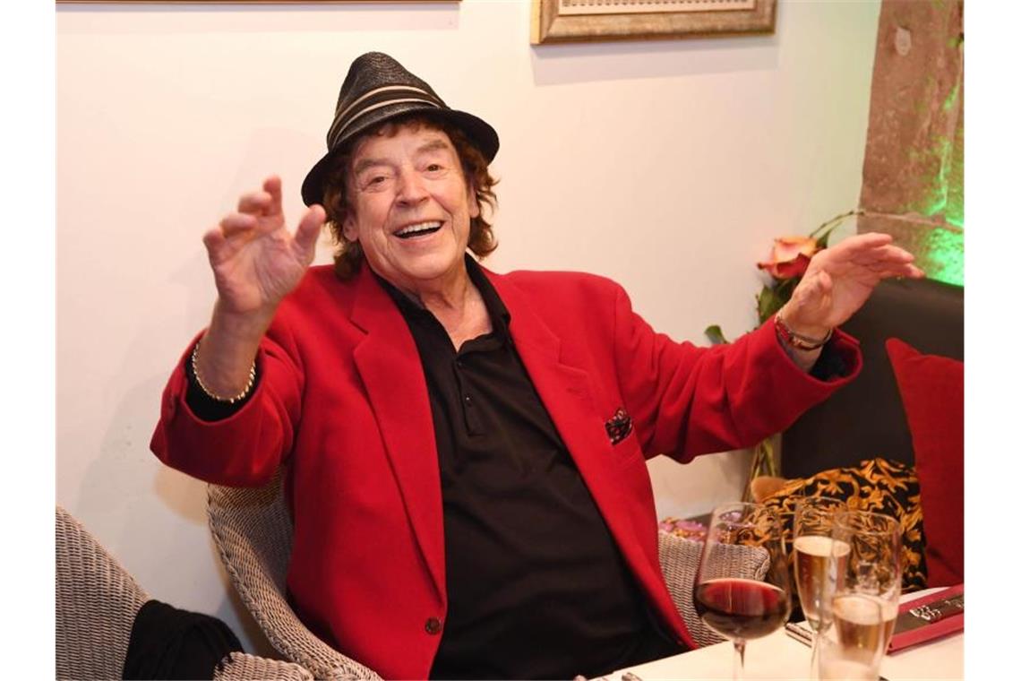Tony Marshall, Schlagersänger, feiert in einem Restaurant seinen 82. Geburtstag. Foto: Uli Deck/dpa