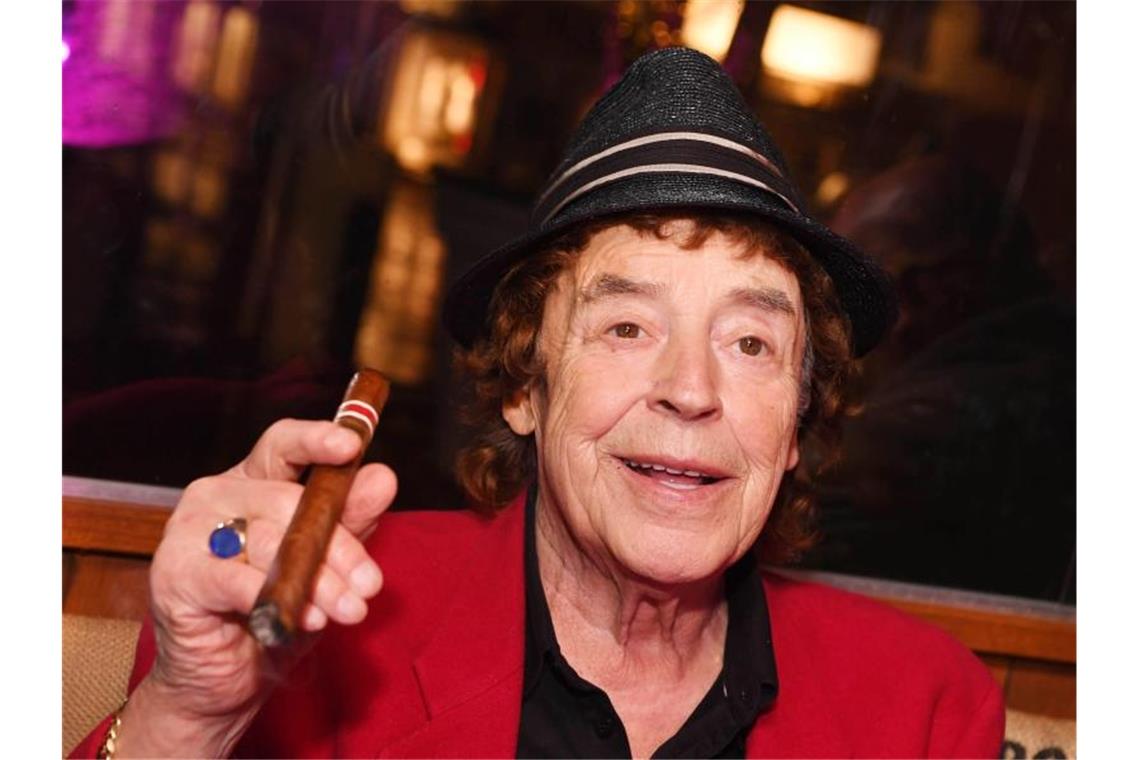 Tony Marshall: Ruhestand „kann noch lange auf mich warten“ Tony Marshall, Schlagersänger, raucht eine Zigarre. Foto: Uli Deck/dpa/Archivbild