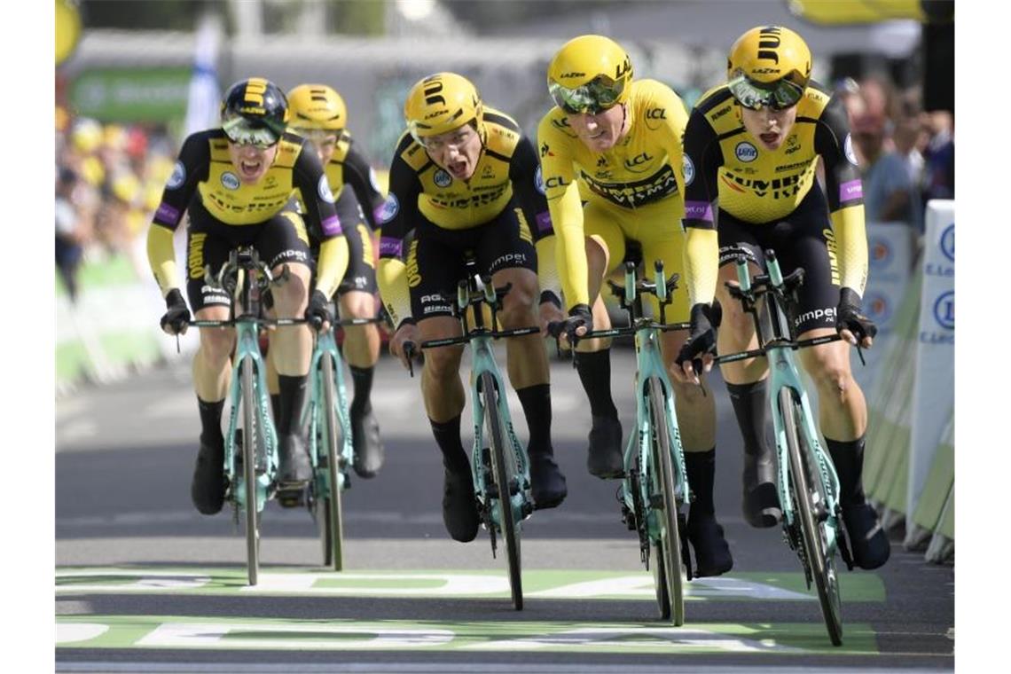 Perfekter Start für Martin und Co. - Sieg im Teamzeitfahren Tony Martin (2.v.l) gibt alles für sein Team. Foto: Yorick Jansens/BELGA