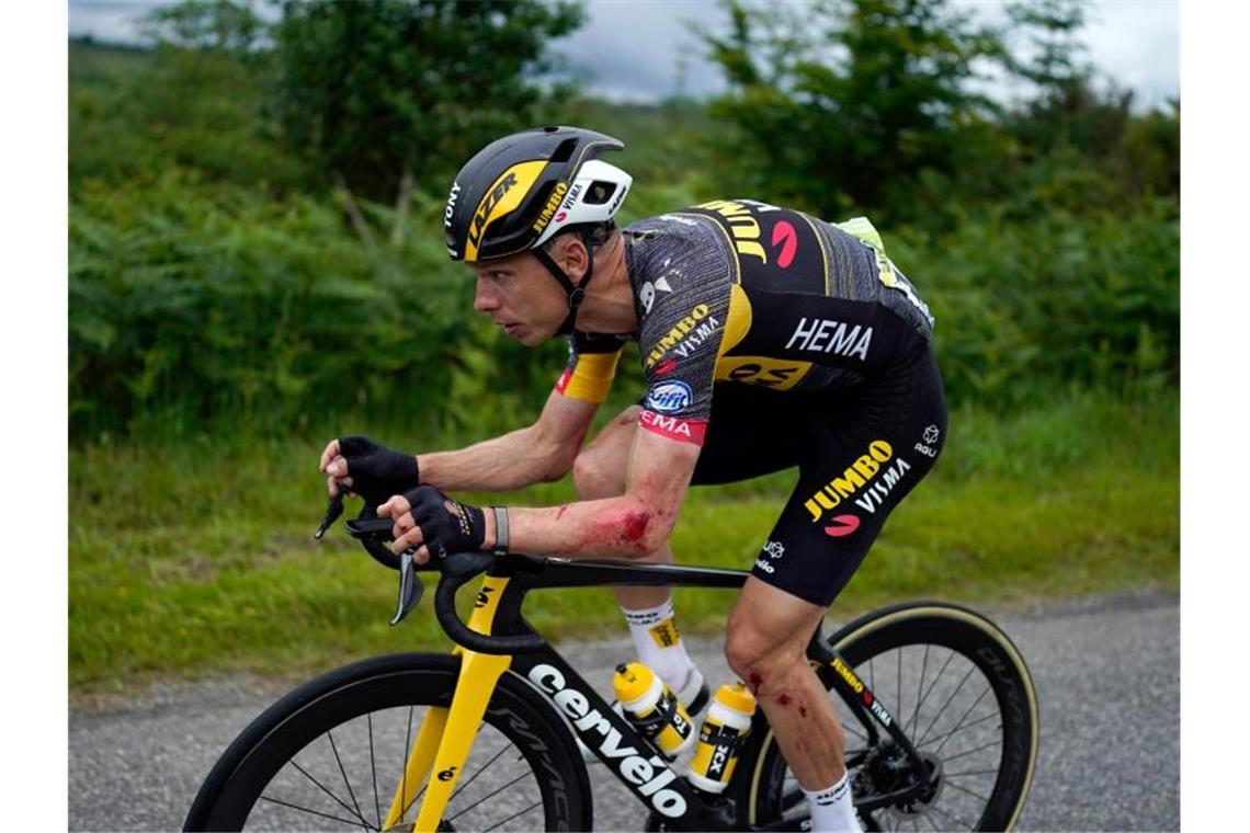 Stürze überschatten Tour-Auftakt - Alaphilippe erobert Gelb Tony Martin fuhr nach seinem schweren Sturz mit Verletzungen weiter. Foto: Daniel Cole/AP/dpa