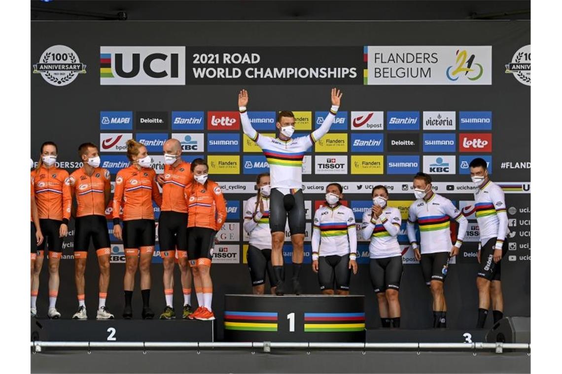 Tony Martin (M) holte zum Abschluss seiner erfolgreichen Radsport-Karriere noch einmal Gold bei der WM. Foto: David Stockman/BELGA/dpa