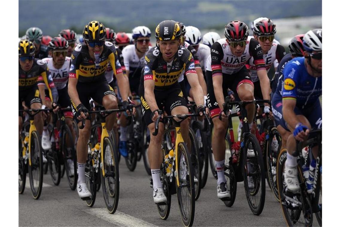 Tony Martin (M) stürzte schwer auf der ersten Tour-Etappe. Foto: Daniel Cole/AP/dpa