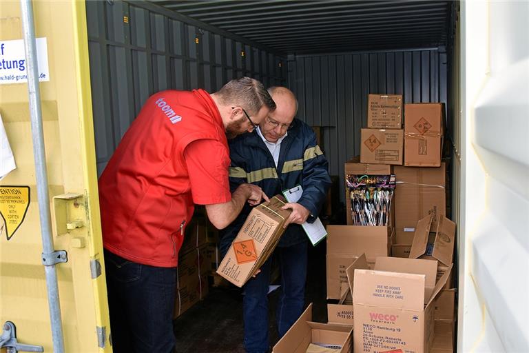 Toom-Marktleiter Ferdinand Grewe zeigt Joachim Spindler vom Landratsamt (von links) die Ware an Feuerwerkskörpern, die außerhalb in einem Container gelagert ist. Foto: T. Sellmaier