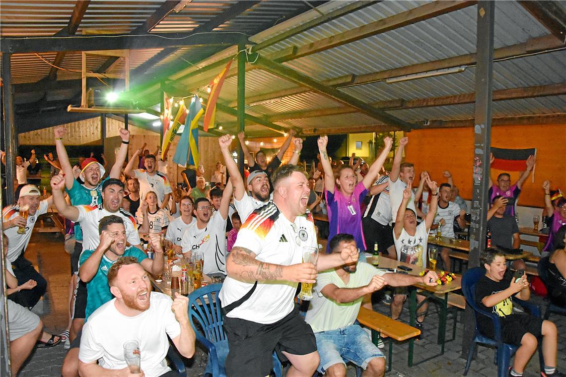 TOOOOOOOR! Das 1:0 reißt die Sulzbacher Fans von den Bierbänken und wird ausgela...