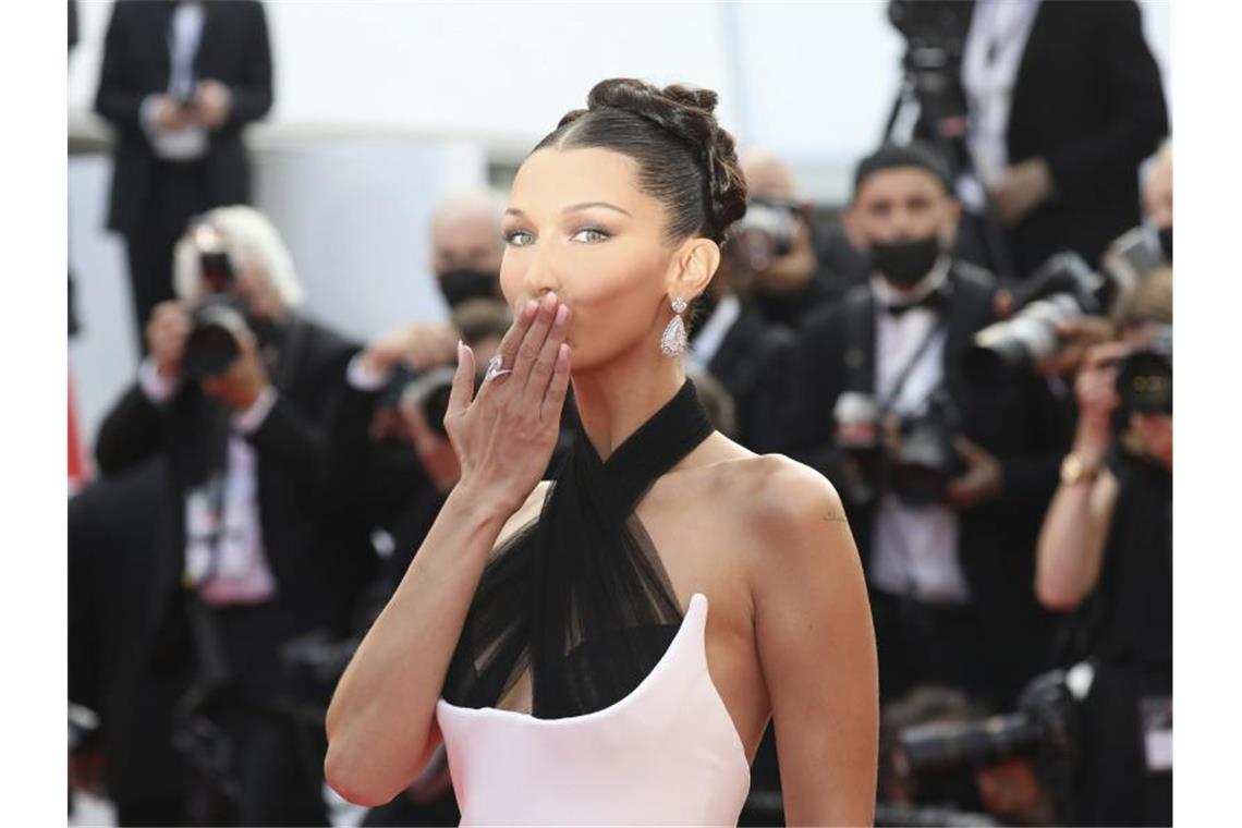 Stars und roter Teppich: Filmfestival Cannes gestartet Top-Models gehören zu Cannes dazu: Bella Hadid kommt zur Premiere des Films „Annette“. Foto: Vianney Le Caer/Invision/AP/dpa