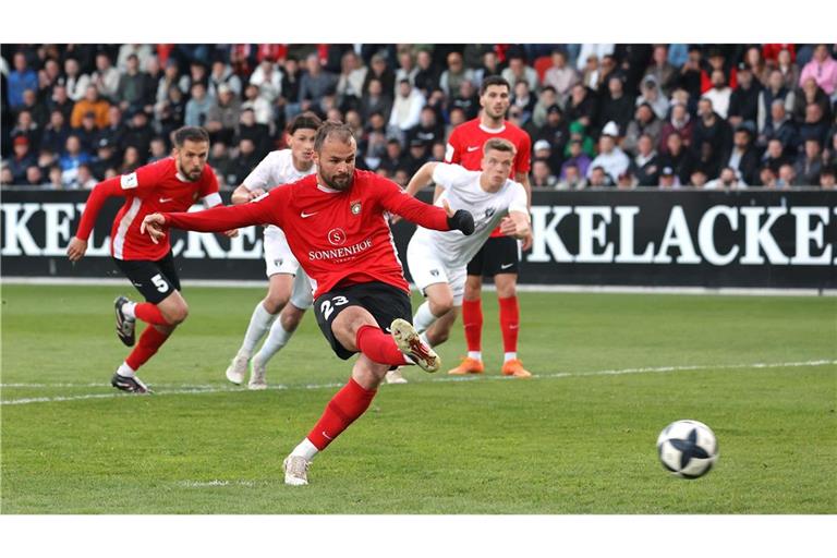 Top-Torjäger Fabian Eisele trifft für die SG per Elfmeter zum 1:0 – bis dahin war’s ausgeglichen.