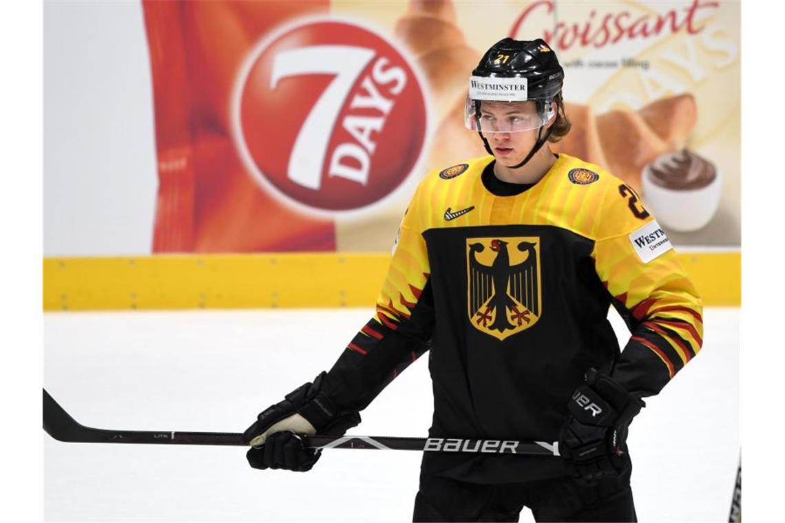 Eishockey-WM: Ist Kanada auch für Deutschland schlagbar? Top-Verteidiger Moritz Seider beim Warm-up. Foto: Monika Skolimowska/dpa-Zentralbild/dpa