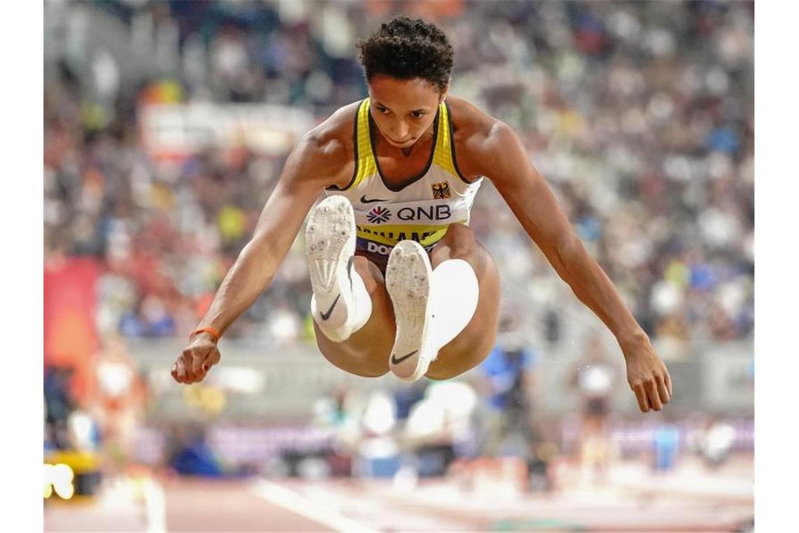 Topfavoritin Malaika Mihambo kam im ersten Versuch der Qualifikation gleich auf 6,98 Meter. Foto: Michael Kappeler/dpa