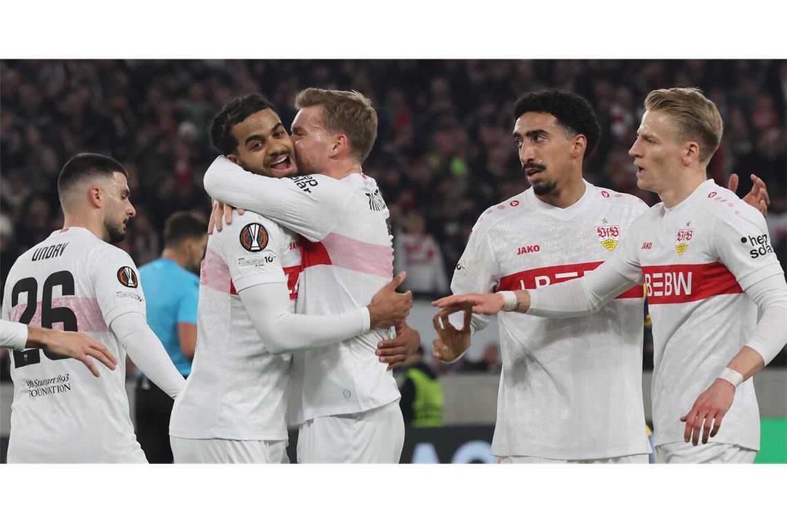 Tor-Premiere: Lorenz Assignon (Zweiter von links) lässt sich für seinen ersten Pflichtspiel-Treffer im VfB-Dress aus dem Spiel heraus feiern.