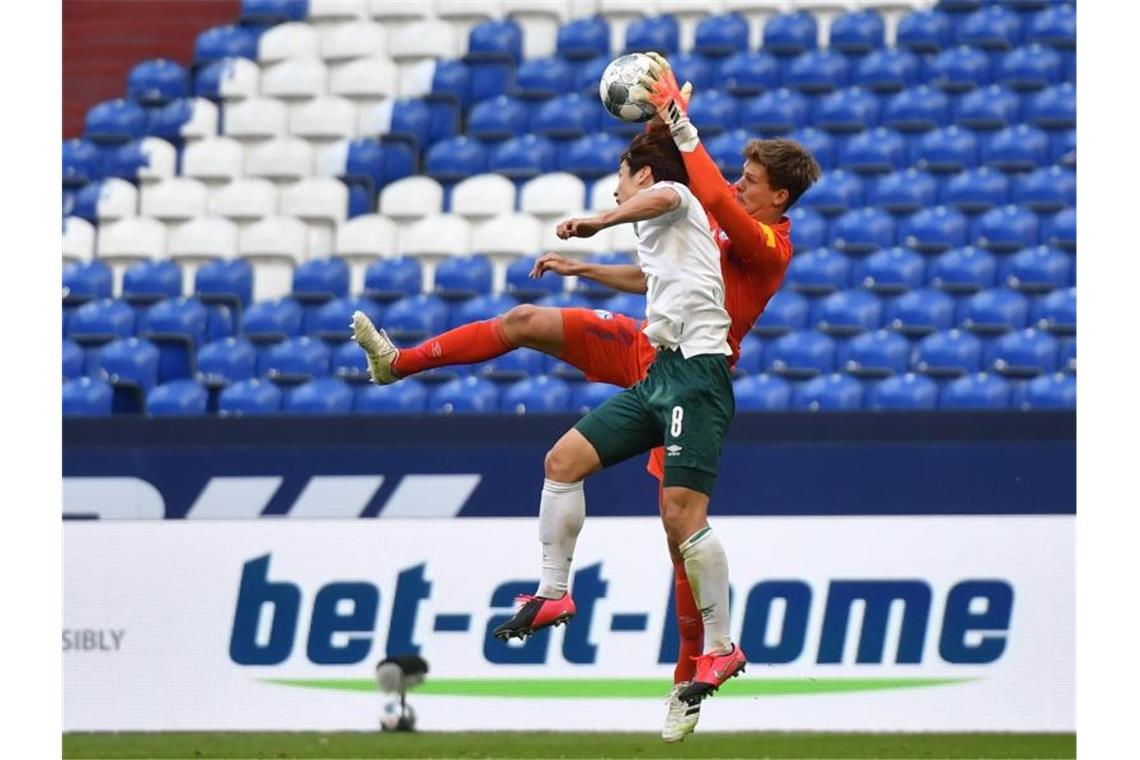 Bayern-Vorstand Kahn schließt aktuell Ausleihe von Nübel aus Torhüter Alexander Nübel stand gegen Bremen wieder in der Schalker Startelf. Foto: Bernd Thissen/dpa-Pool/dpa