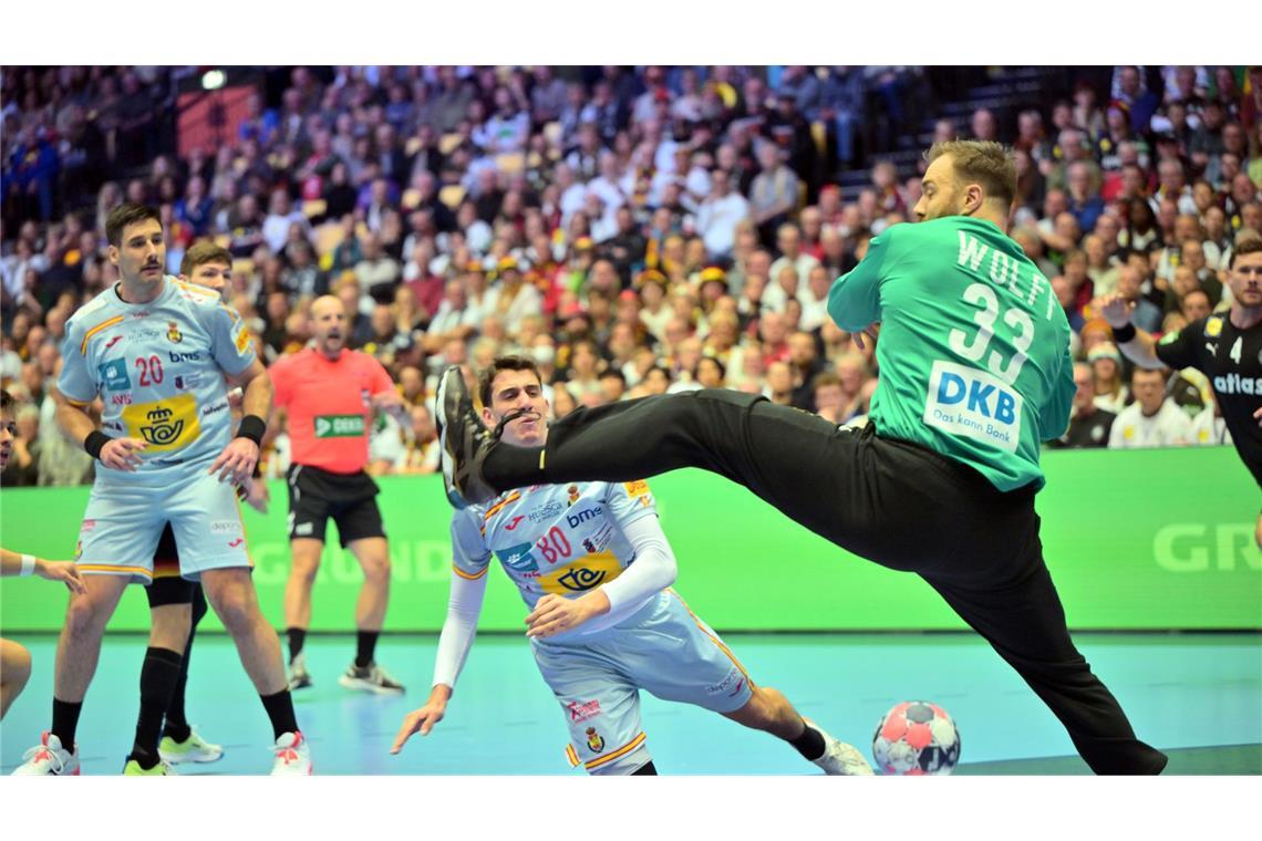 Torhüter Andreas Wolff vereitelt in der Anfangsphase einige Würfe.