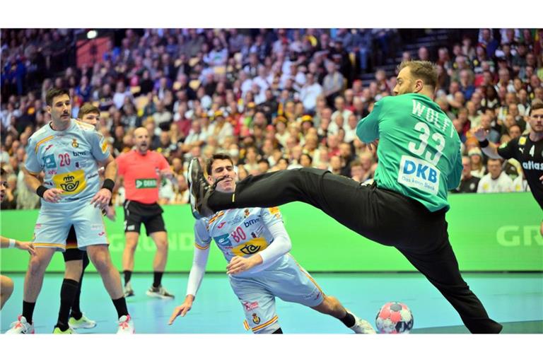 Torhüter Andreas Wolff vereitelt in der Anfangsphase einige Würfe.