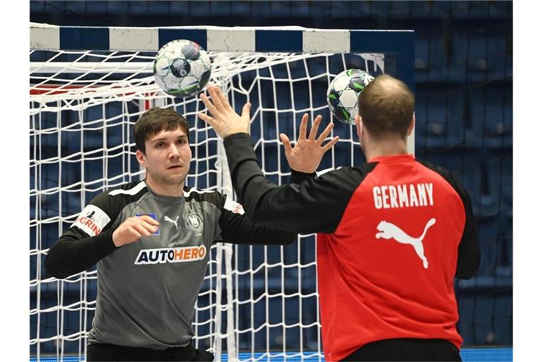 Torhüter Daniel Rebmann (l) und Torwarttrainer Matthias Andersson nehmen am Training teil. Foto: Marijan Murat/dpa