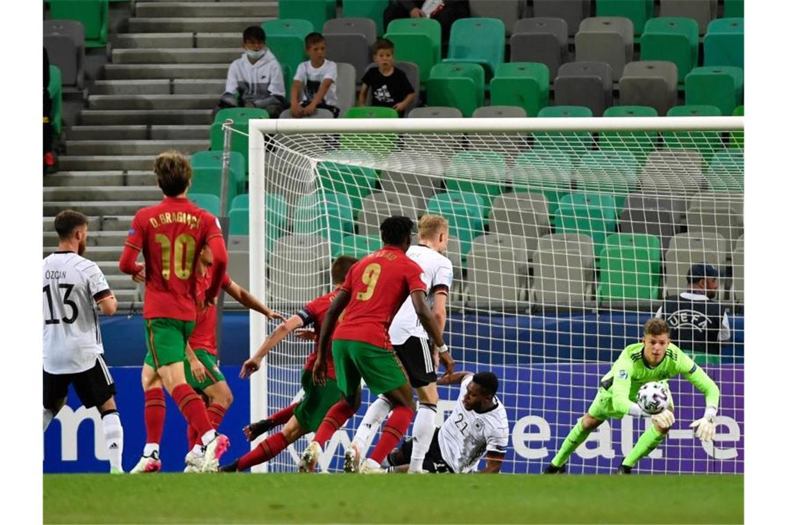 Torhüter Finn Dahmen sichert den Ball in brenzliger Situation. Foto: Marton Monus/dpa