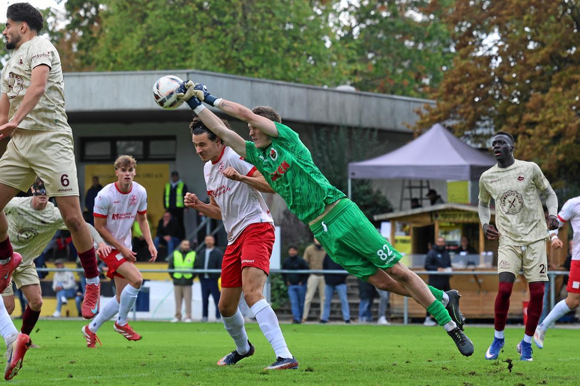 Torhüter Jérôme Rivas steht Fabijan Domic von der TSG stets im Weg. Deshalb reicht es Backnang nur zu einem Punkt. Foto: Alexander Hornauer