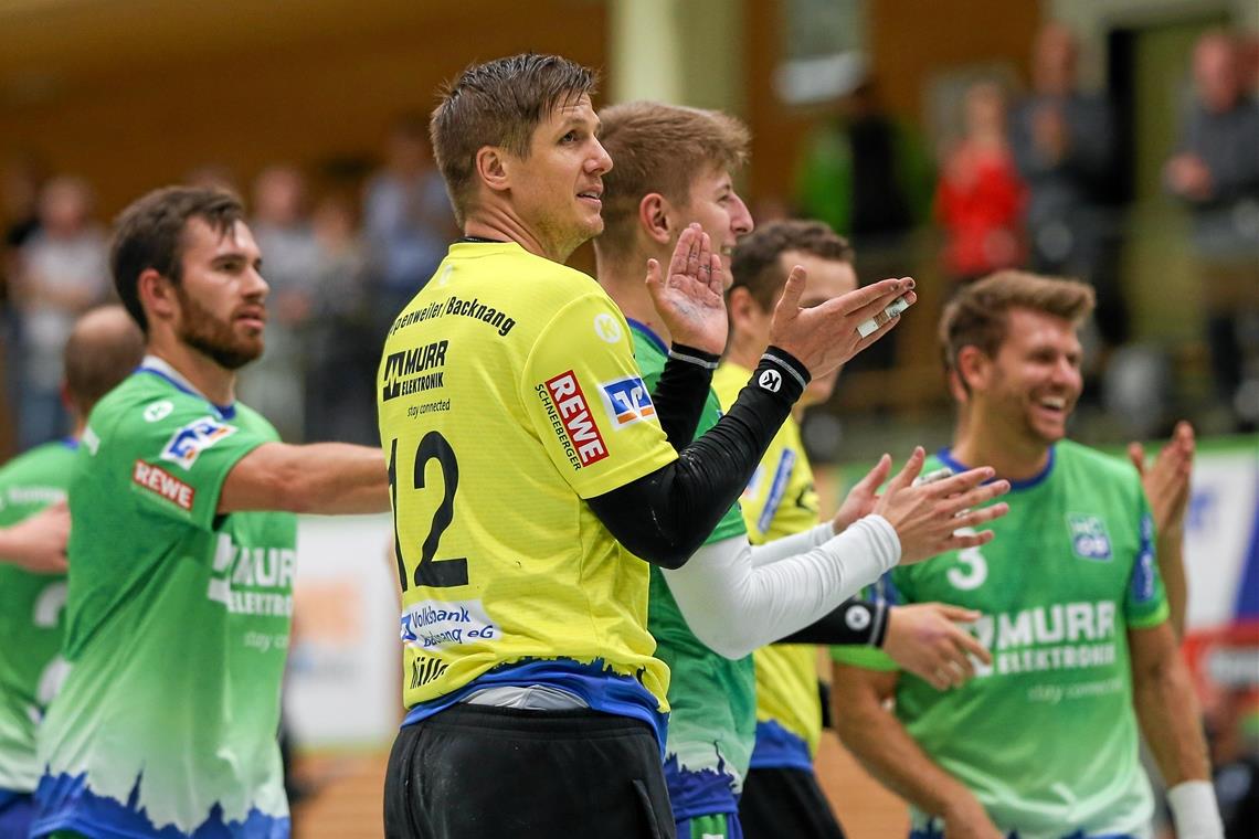 Torhüter Jürgen Müller (vorne) und die anderen HCOB-Handballer freuen sich über den Heimsieg gegen den HC Erlangen II. Foto: A. Becher