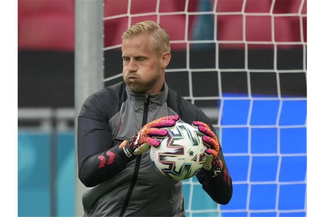 Torhüter Kasper Schmeichel trifft mit Dänemark im ersten EM-Achtelfinale auf Wales. Foto: Peter Dejong/AP/dpa