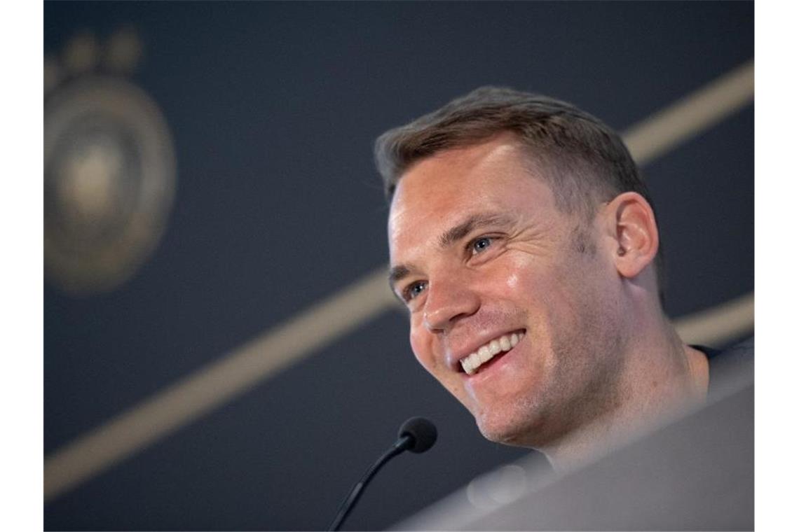 Torhüter Manuel Neuer spricht während einer Pressekonferenz des DFB-Teams. Foto: Marius Becker