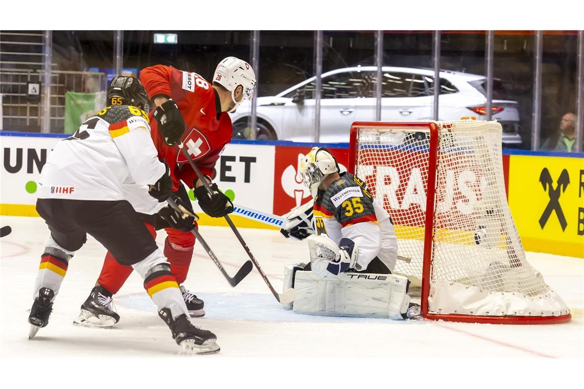 Ein Katastrophen-Drittel: Deutsches Debakel bei Eishockey-WM Torhüter Mathias Niederberger wurde von seinen Vorderleuten mehrfach alleine gelassen.