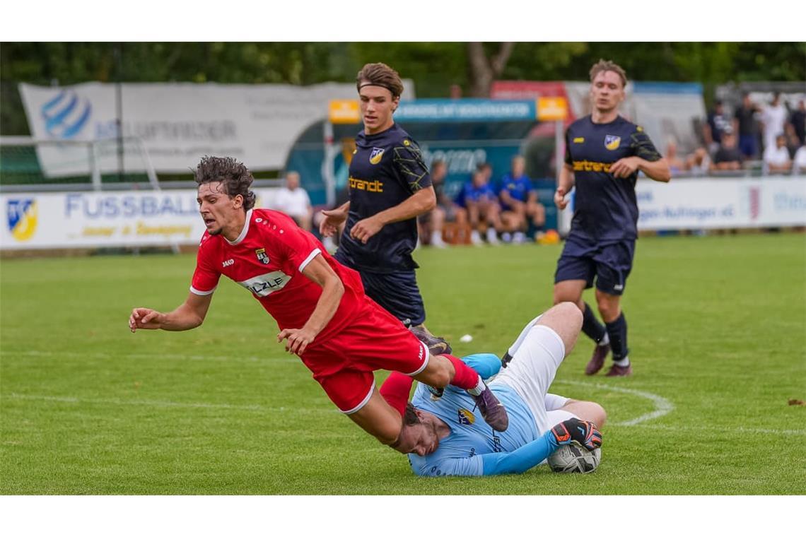 Torhüter Paul Ulmer (unten) und der TSV Ehningen (in Dunkelblau) werden neben einer Portion Glück auch Effizienz brauchen, um gegen die SF Dorfmerkingen etwas zu holen.