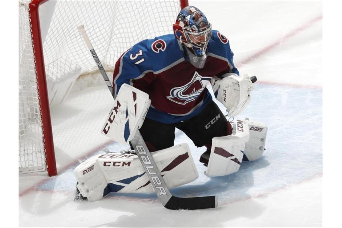 Endgültig fix: Grubauer kommt zur Eishockey-WM Torhüter Philipp Grubauer kann mit dem DEB-Team bei der WM in der Slowakei teilnehmen. Foto: David Zalubowski/AP